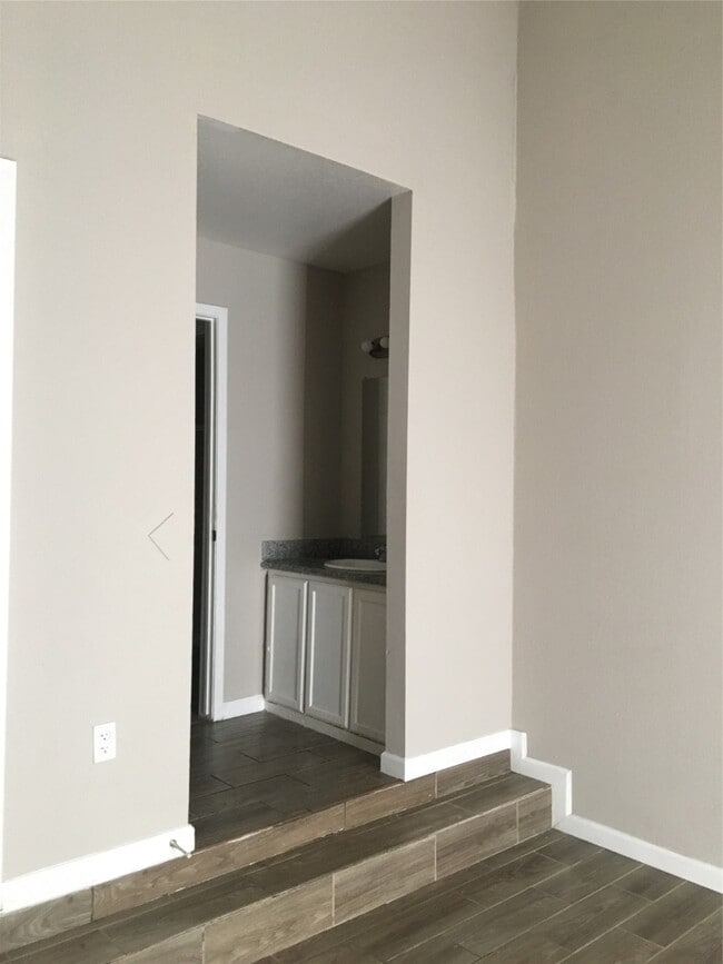 Building Photo - 8714 Village of Fondren