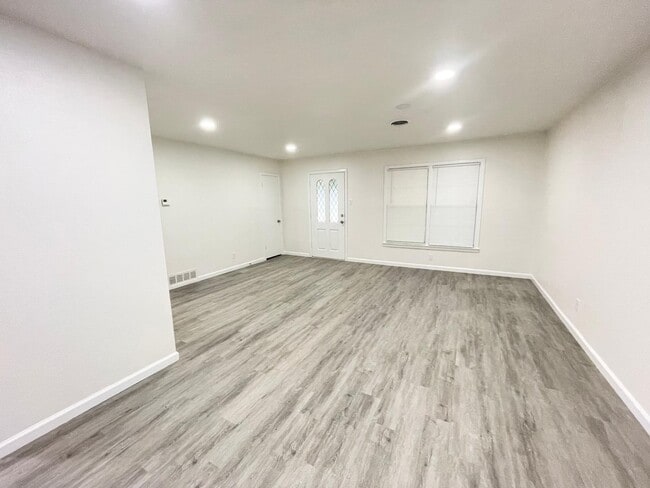 Building Photo - 2514 Garden Dr