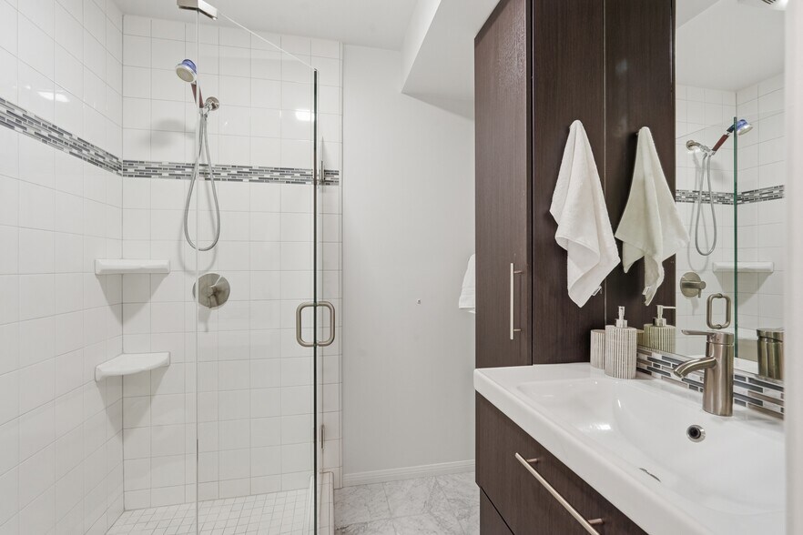 Building Photo - 836 S Bundy Dr