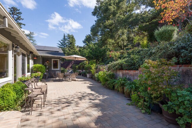 Building Photo - Custom Remodeled Ranch Home in Park-like S...