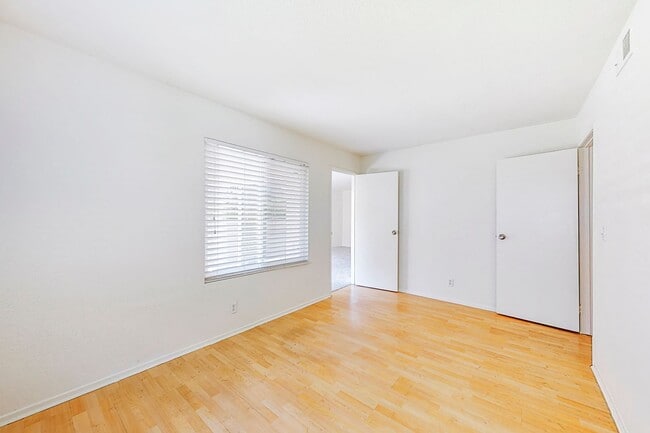 Building Photo - Rare Shorecliff Villas for rent.  2 bd / 2...