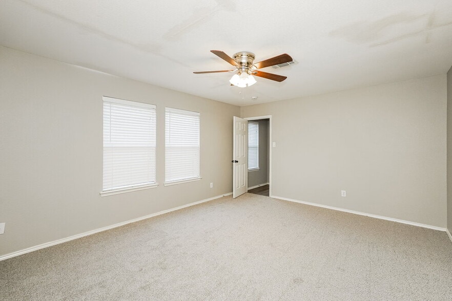 Building Photo - 5828 Ridge Lake Dr