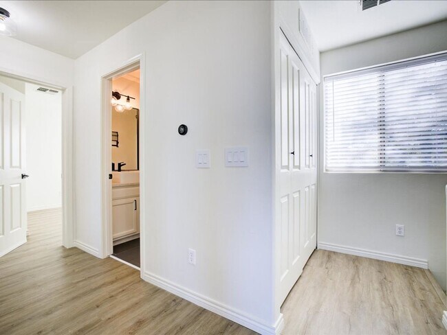 Building Photo - ** WOW $500.00 OFF FIRST FULL MONTHS RENT ...