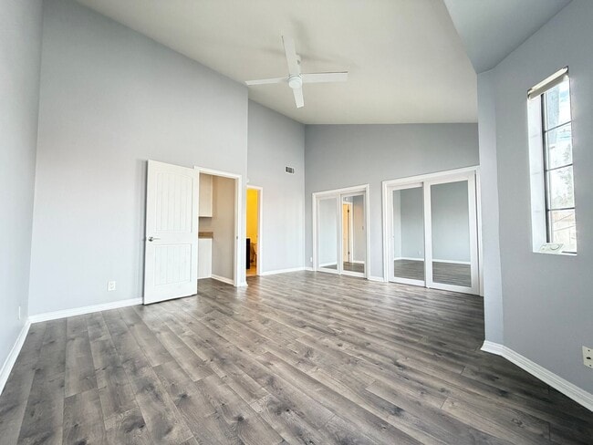 Building Photo - 2 Bed / 2.5 Bath Tri-Level Townhome – Gated Community in North Redondo Beach (Torrance PO)