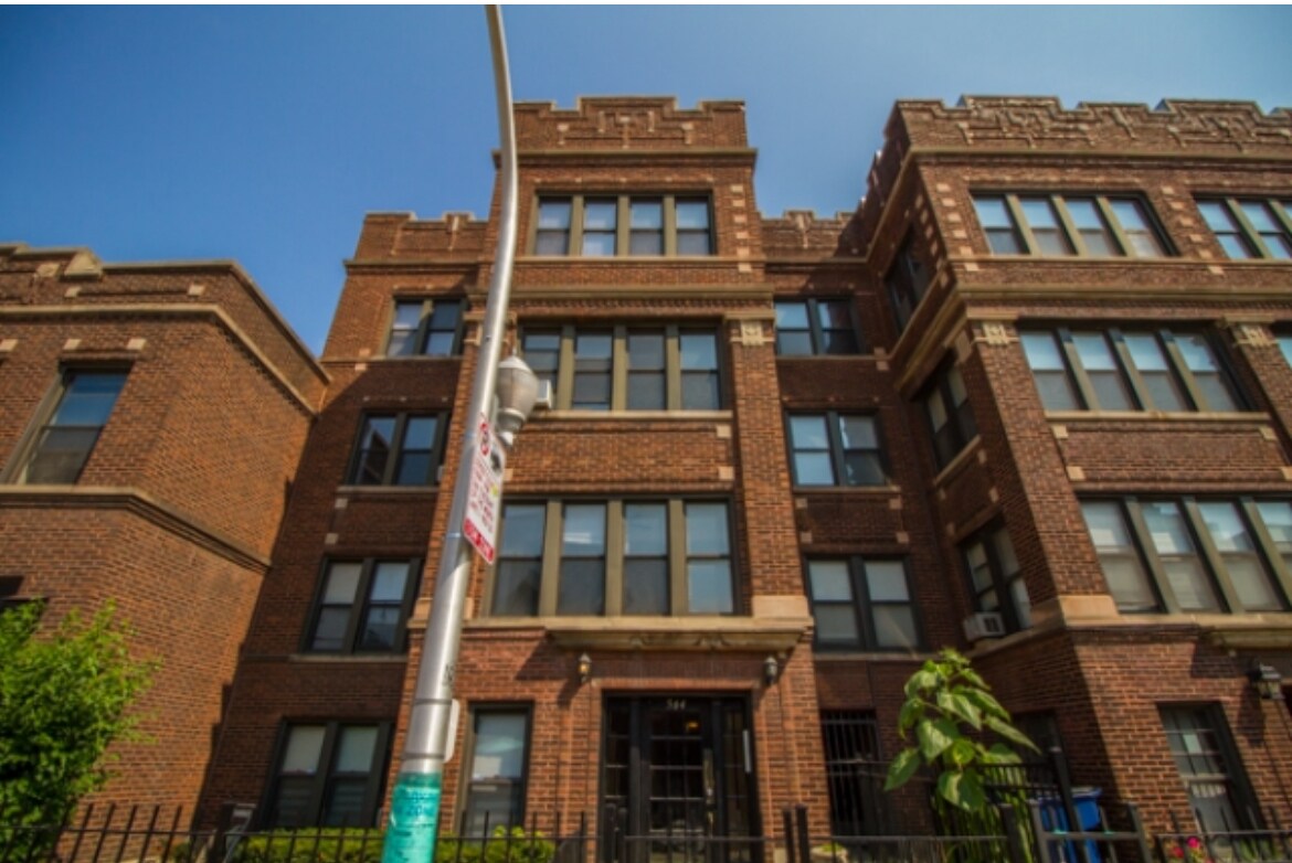 Building Photo - 564 W Roscoe St