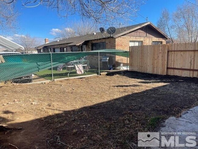 Building Photo - Clean 2 bedroom Duplex Near UNR