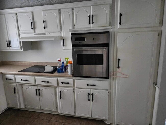 Building Photo - 8417 S Villa Ave