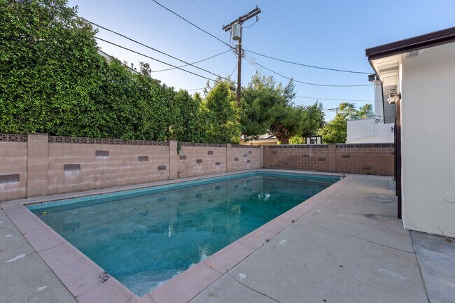 Building Photo - Gorgeous 4-Bedroom Pool Home South of the ...