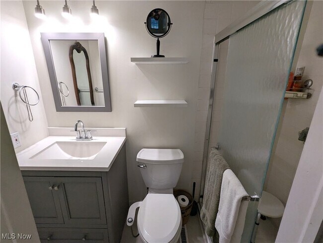 Building Photo - 14 E Carriage Dr