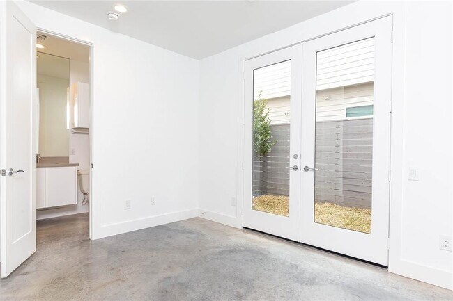 Building Photo - 5868 E Post Oak Ln