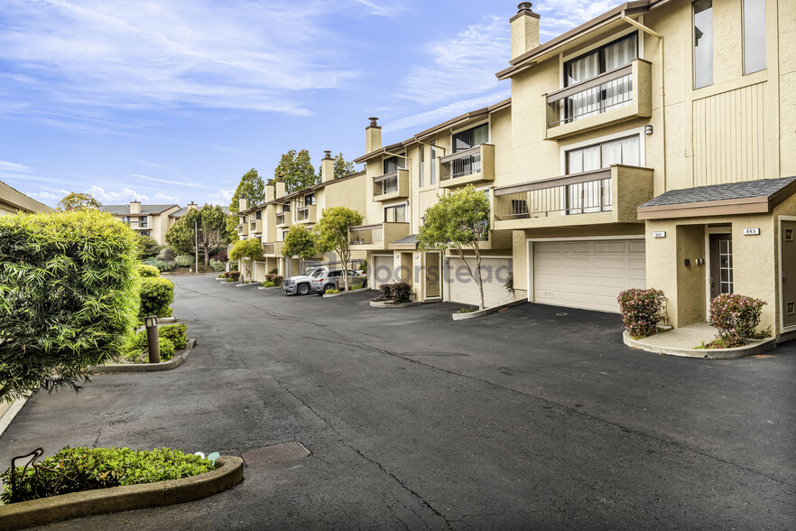 Building Photo - 641 Stonegate Dr