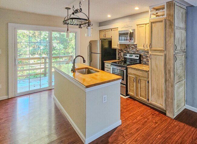 Building Photo - West Knoxville 37923 - 2 bedroom, 1.5 bath condo with hardwood floors - Contact Ryan Fogarty (865...