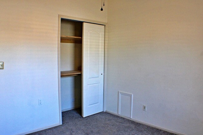 Building Photo - Beautiful Move-in Ready Home