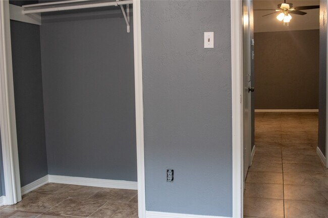 Building Photo - 13106 Hollowcreek Park Dr