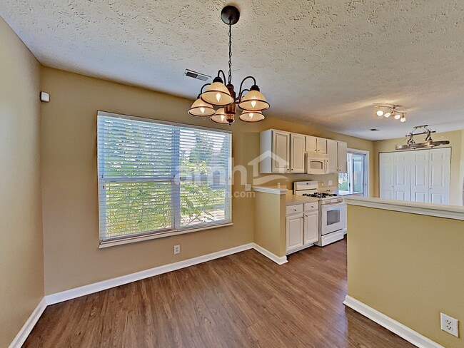 Building Photo - 2901 Summer Hollow Ct