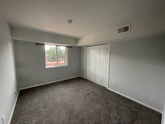 Building Photo - Spacious 2 Bed 1 Bath Condo in Hamden South!