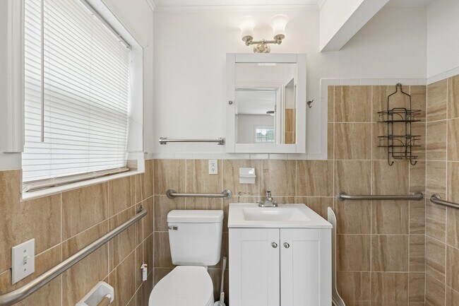 Building Photo - 1108 Larchmont Ln