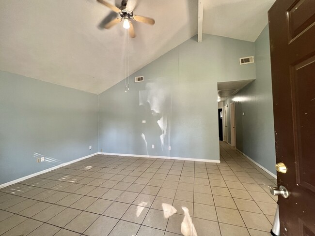 Building Photo - 2521 S Pearland Ave