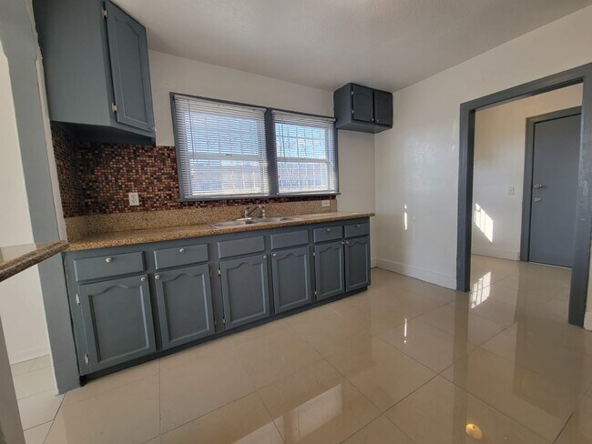 Building Photo - 1315 W 101st St