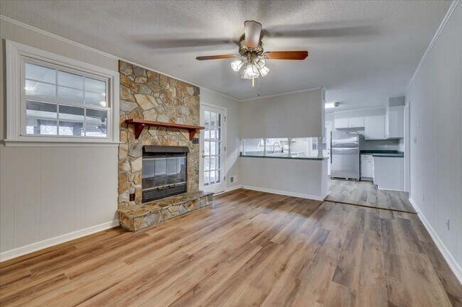 Building Photo - 3 Bed/2Bath home with garage, sunroom, and shed in Martinez