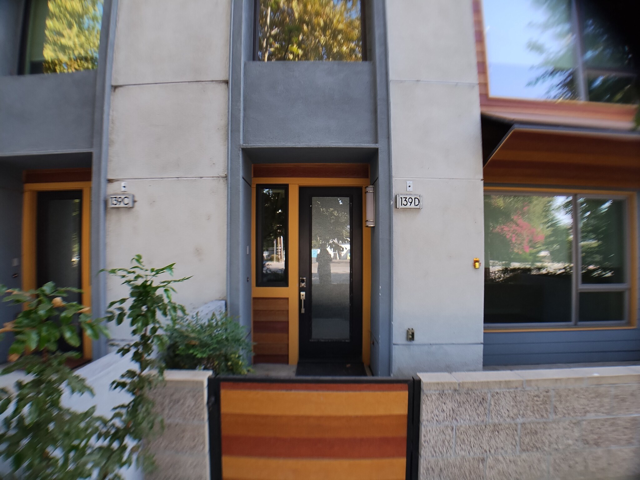 Building Photo - 139 W Live Oak Ave