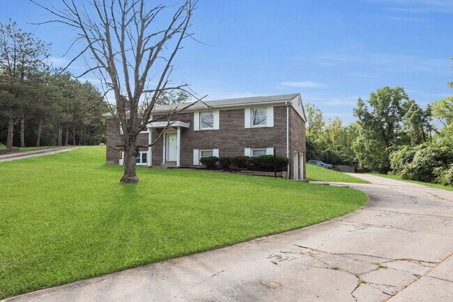 Building Photo - 2700 Queenswood Dr