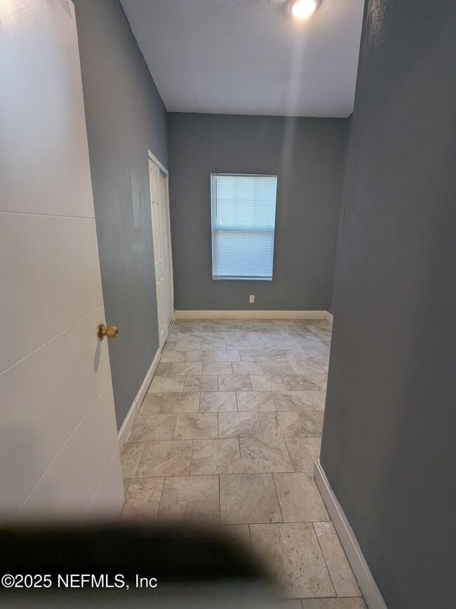 Building Photo - 1568 Ella St