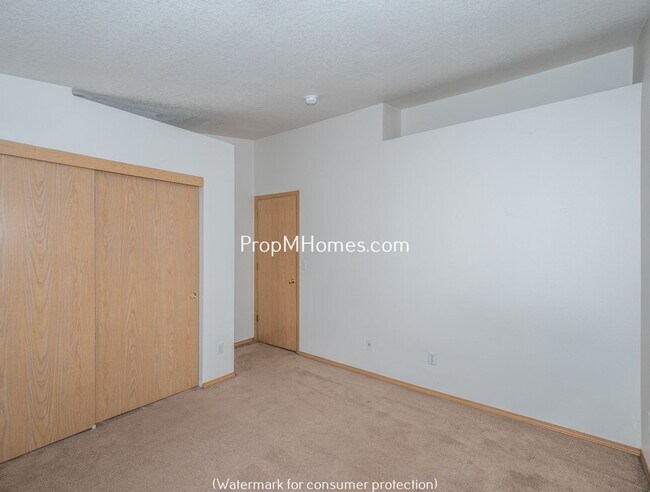 Building Photo - Two Bedroom Townhome In SE Portland w/ Lar...