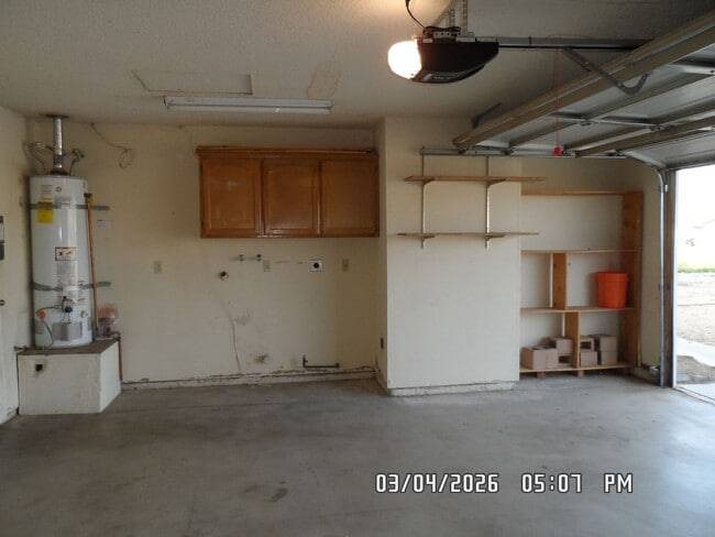 Building Photo - 3 Bedrooms, 1.75 Bathrooms, 2 Car Garage, Fully Fenced, Central Air & Heat, Large Lot, Wood Flooring