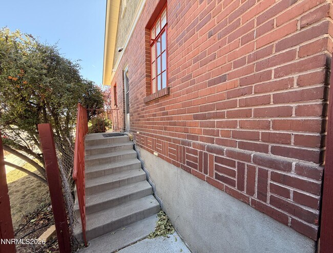 Building Photo - 541 Thoma St