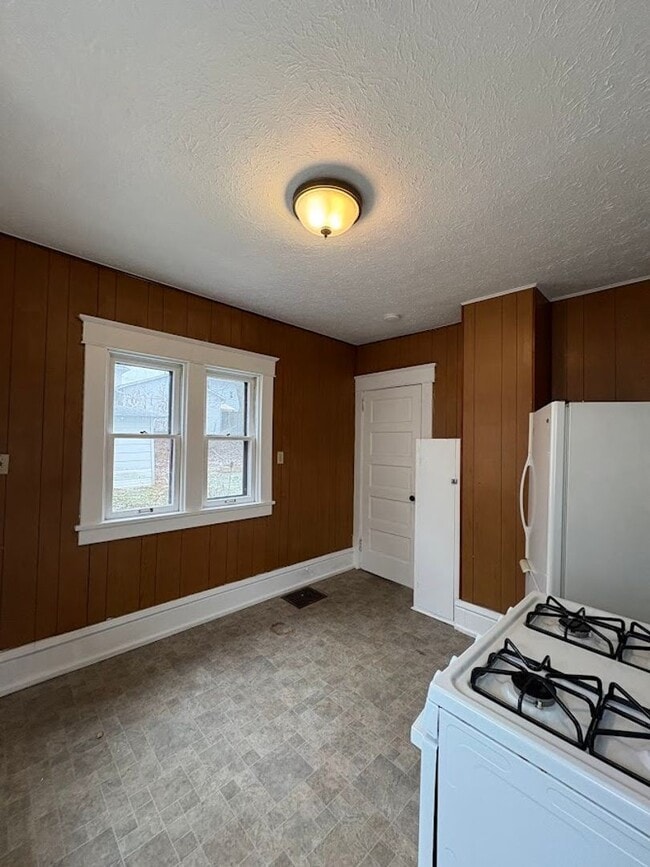 Building Photo - Beautifully finished 3 bedroom home for rent - Akron OH