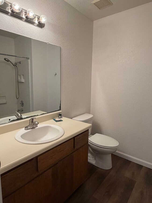 Building Photo - 3 bedroom Townhouse in East Redding