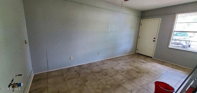 Building Photo - 116 Sorority Dr