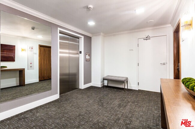 Building Photo - 838 N Doheny Dr