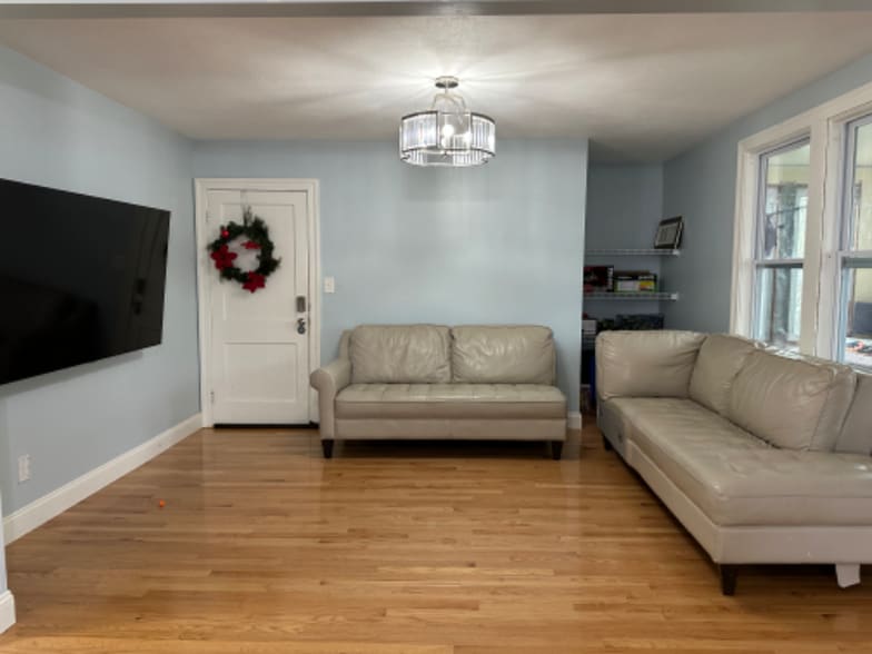 Primary Photo - 17 Puritan Ave