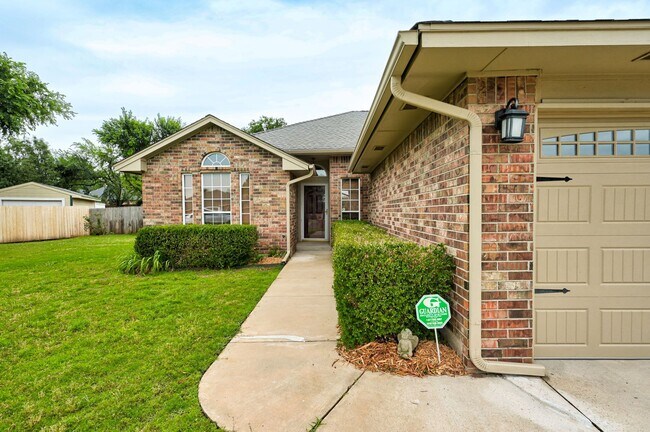 Building Photo - Amazing 4BD/3BTH home with a 3 car garage ...