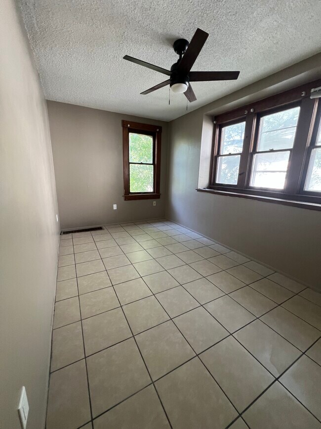 Building Photo - 20 E 15th Ave