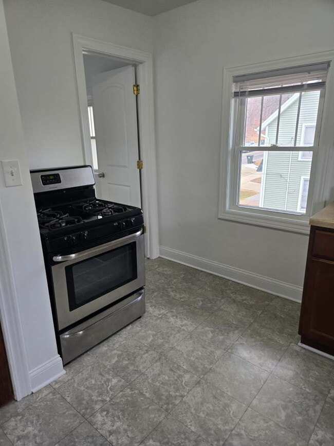 Building Photo - 417 N Main St