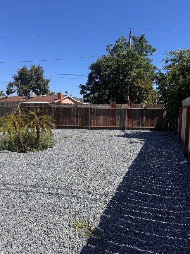 Building Photo - Newly Remodeled 2 Bedroom, 2 Bath Back House