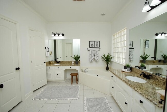 Building Photo - 5202 Summer Snow Dr