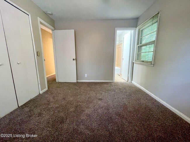 Building Photo - 2421 Ridgeview Ave