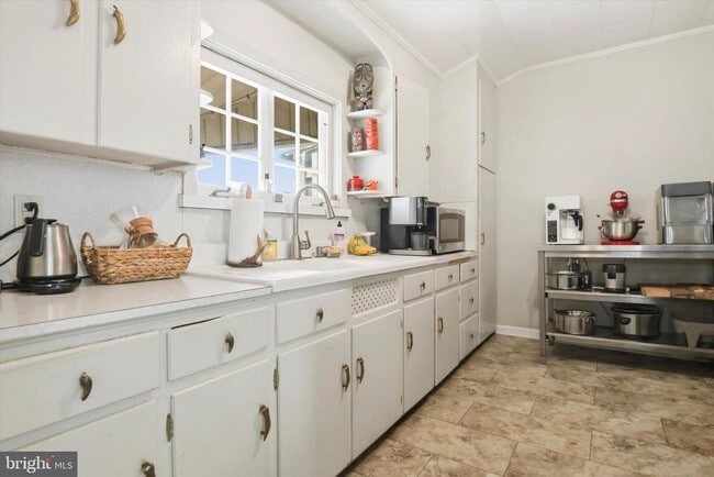 Building Photo - 343 Spring Mill Ave