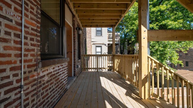 Building Photo - Newly Rehabbed 3-bedroom, 2-bath Gem with In-Unit Washer/Dryer! Discover Uptown Living.