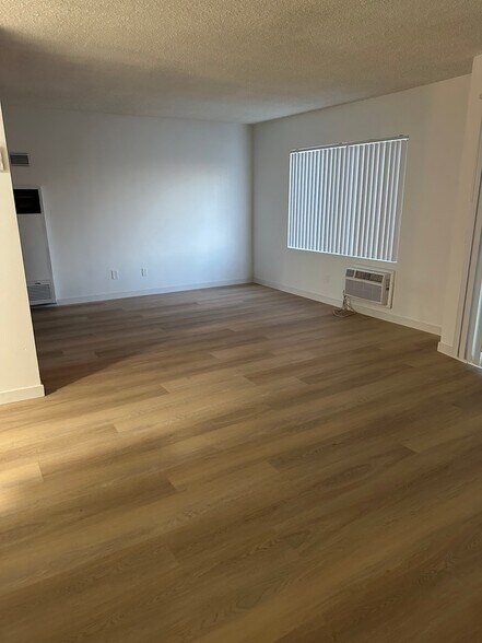 Building Photo - 8120 Owensmouth Ave