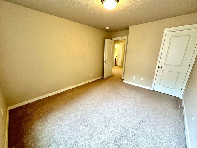 Building Photo - Beautiful 6-bedroom 4-bathroom home in an upscale neighborhood in the Sexton Mountain section of ...