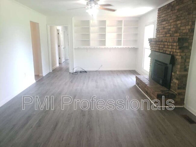 Building Photo - 2988 Parkwood Dr