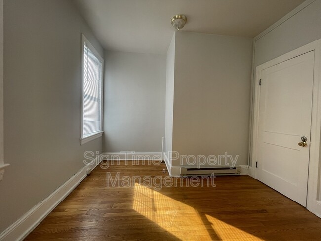 Building Photo - 113 S Mulberry St