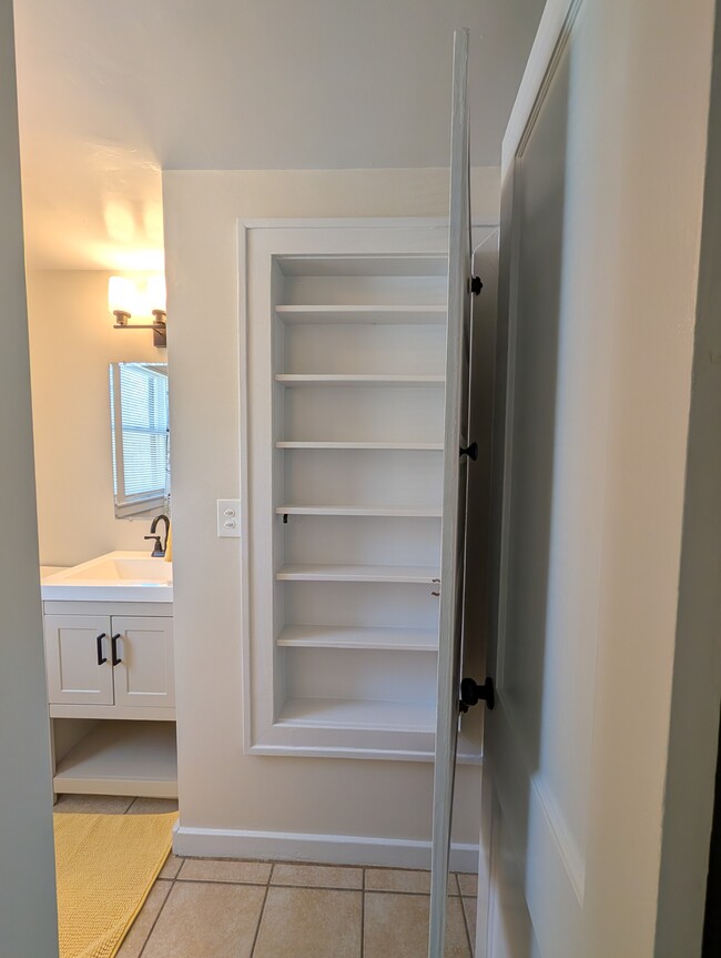 Building Photo - 330 Henry Ave SE