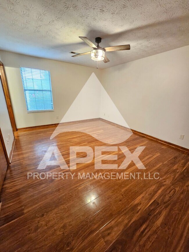 Building Photo - Stunning 3 Bd/2Ba Single Family Home with 2-Car Garage in the heart of Halls!