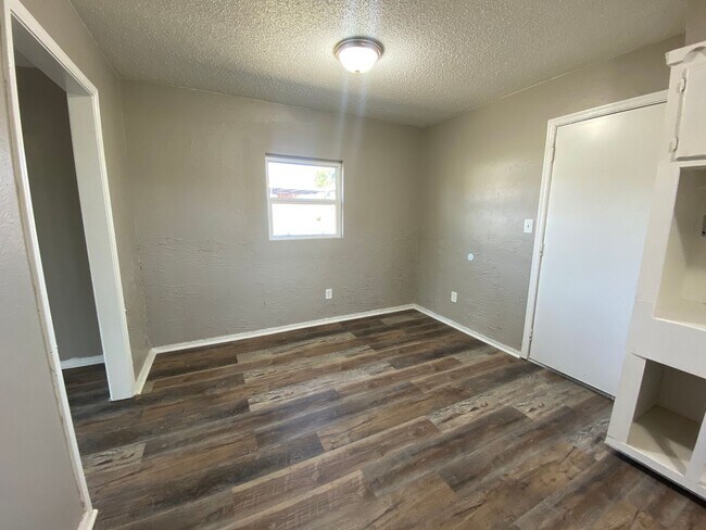 Building Photo - 1800 NE 56th St